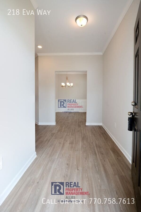 Building Photo - 218 Eva Wy