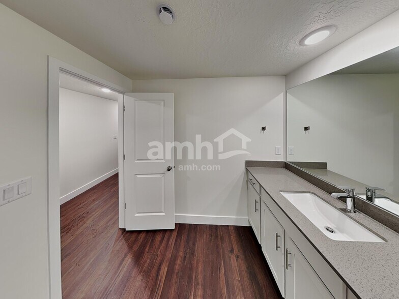 Building Photo - 1221 Redbud Dr