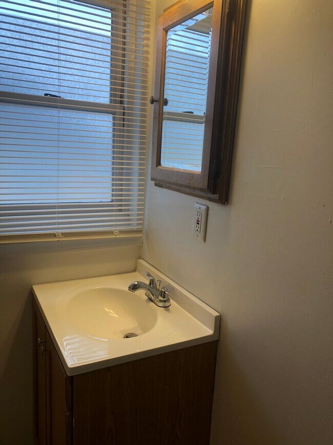Building Photo - Bellevue - 2 BR Duplex, 2nd floor, 1 Bath!