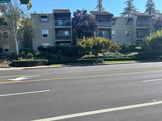 Building Photo - 1085 Murrieta Blvd