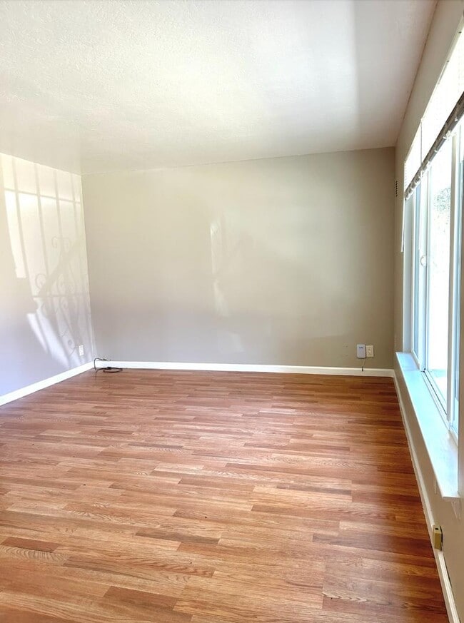 Building Photo - 3273 Lynde St