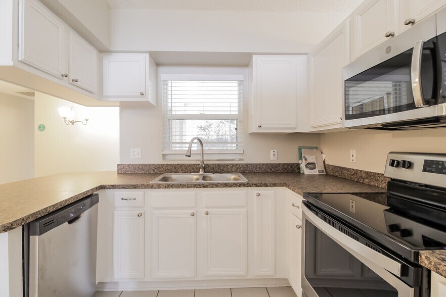 Building Photo - 502 Oak Branch Ct
