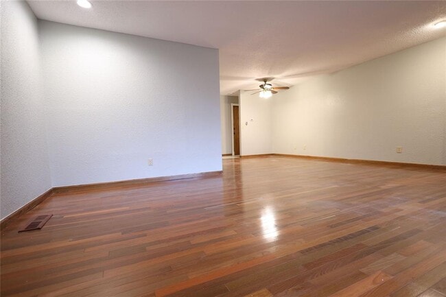 Building Photo - 722 Smalley Dr