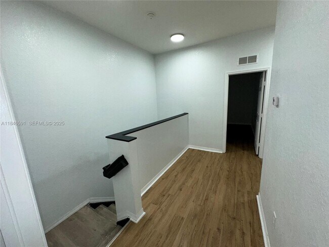 Building Photo - 4908 SW 141st Ave