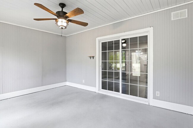 Building Photo - 102 Country Club Villa Dr
