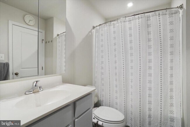 Building Photo - 206 Spring Pl