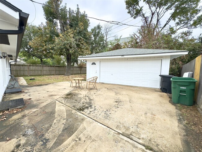 Building Photo - 1415 Mapleton Dr