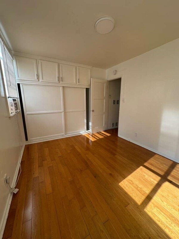 Building Photo - 1737 N Sycamore Ave