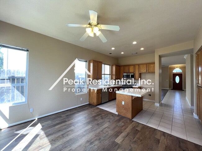 Building Photo - Wonderful Roseville 3bd/2ba House With 3 C...