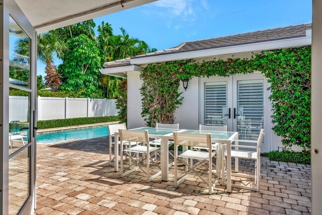 Building Photo - 136 Worth Ct S