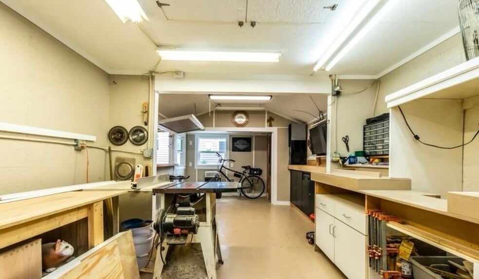 Shop/garage - 704 E Moneta Ave