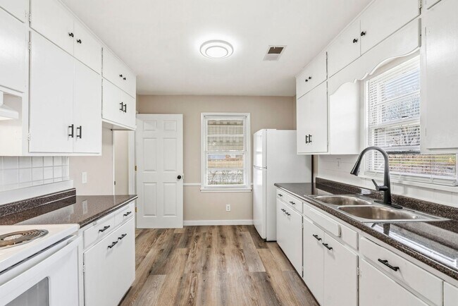 Building Photo - 3 bedroom 1 bath 1 car garage- newly renovated!