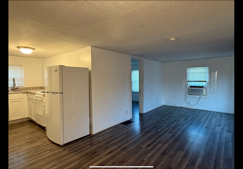 Building Photo - 2861 S Roena St