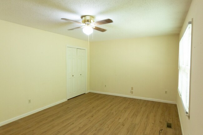 Building Photo - Available 3/2 house in Green Acres!