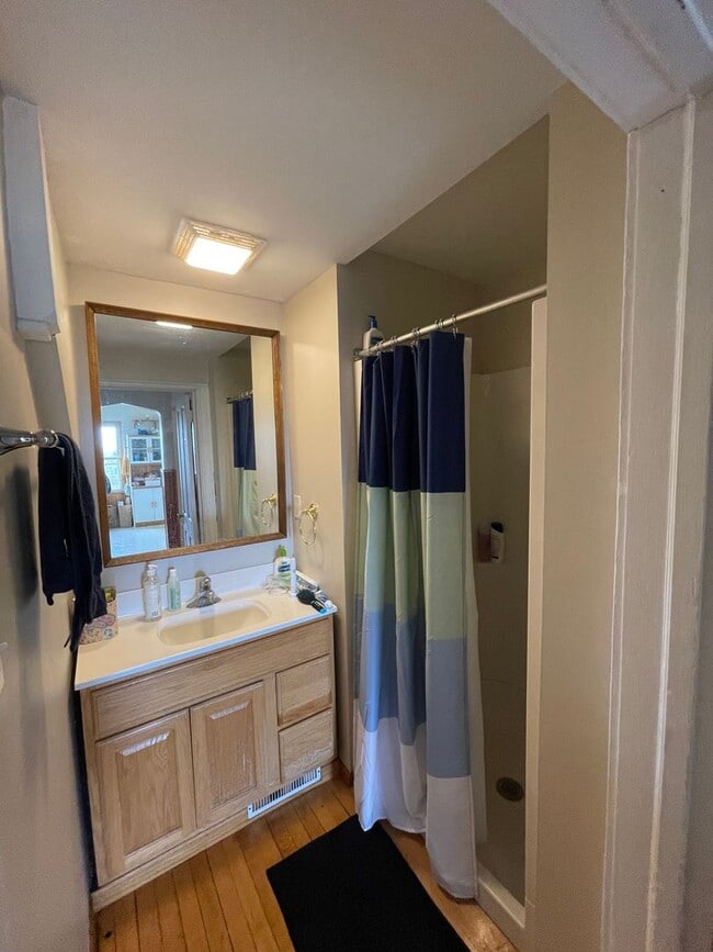 Building Photo - AVAILABLE JUNE 1st - 5 Bed, 2 Bath Home w/ Huge Enclosed Porch!