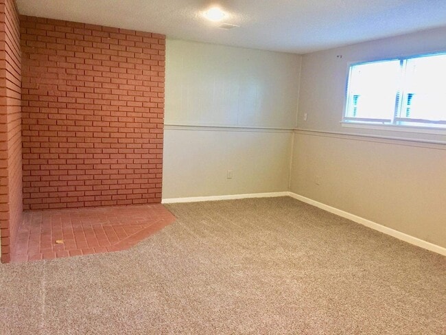 Building Photo - Walk to shopping and restaurants and high school