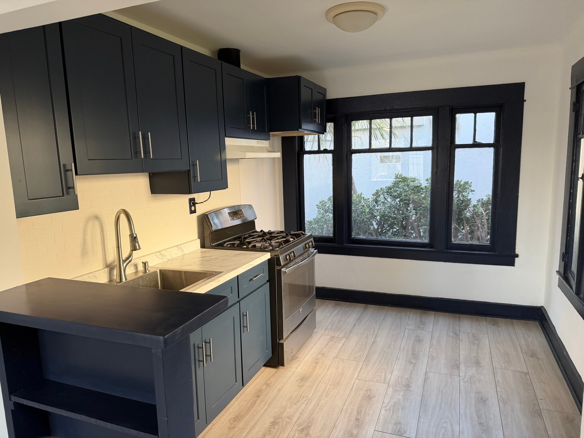 Building Photo - 2113 1/2 Aaron St