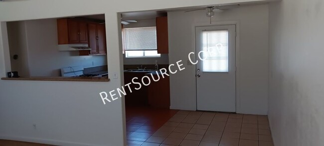 Building Photo - 2 Bedroom Duplex For Rent in Barstow