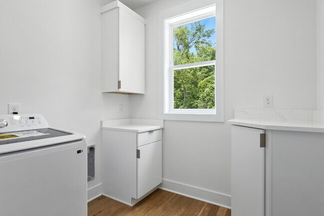 Building Photo - "Spacious 4-Bed, 4-Bath Gem in Nashville -...