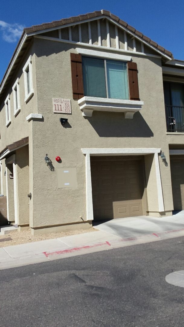 Building Photo - 2 bedroom /2 bath with a garage located in...