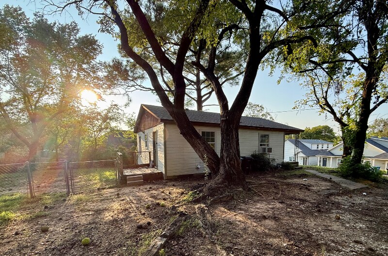 Building Photo - 428 E Elm St