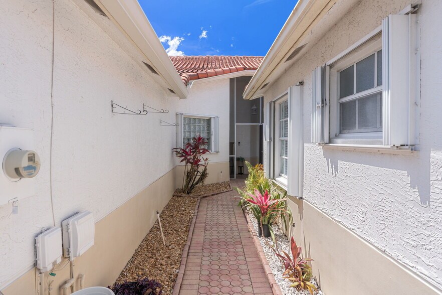 Building Photo - 15465 Lake Magnolia Pl