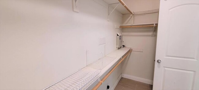 Building Photo - Hidden gem in prestigious community of Palm Desert - Convineant to access from everywhere.