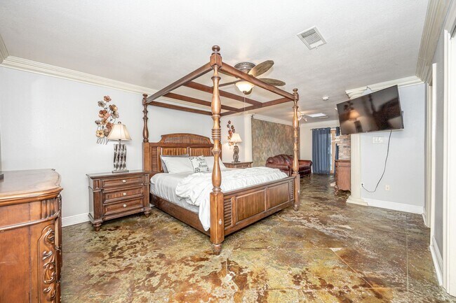 Building Photo - 3 Bedroom 2 Bath Back Bay Luxury Rental Home