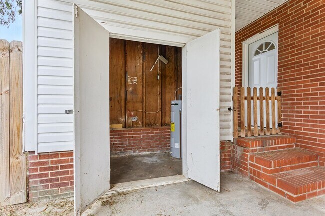 Building Photo - Charming brick rancher with modern kitchen...