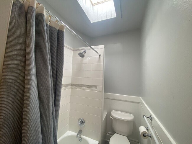 Building Photo - Beautiful 2 Bed 1 Bath Rowe Home in Washington Park Neighborhood