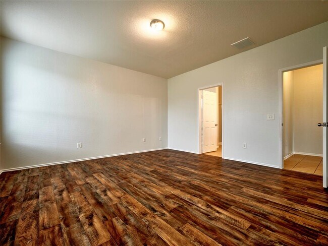 Building Photo - 1426 S Maple Dr