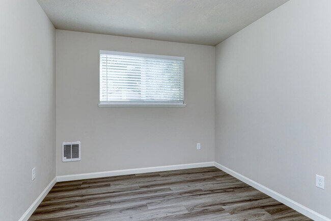 Building Photo - Beautifully Renovated 2 Bed, 1 Bath Townhouse – Available July 1st!