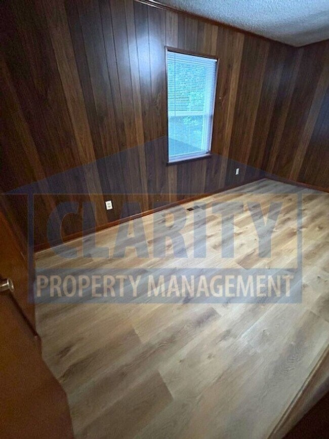 Building Photo - Spacious three bedroom home