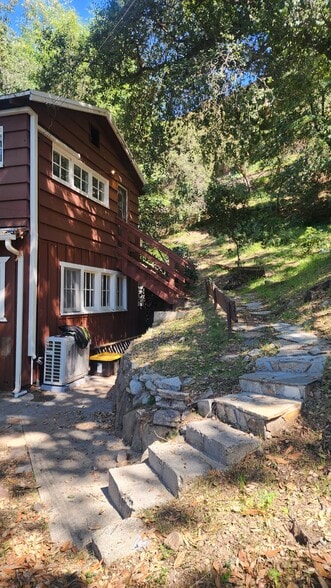 Building Photo - 9710 Mistletoe Rd