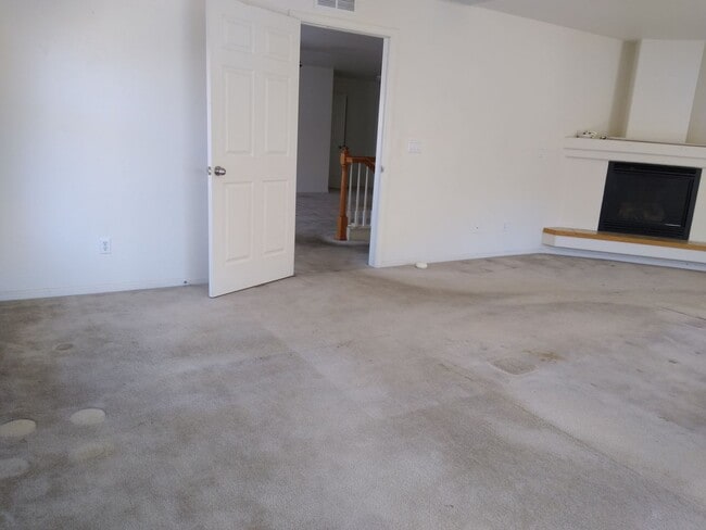 Building Photo - Massive and Expansive 5 Bedroom Green Vall...
