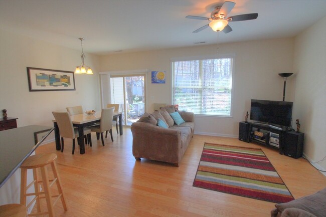 Building Photo - Beautiful 3 Bedroom/ 2.5 Bath Townhome in ...