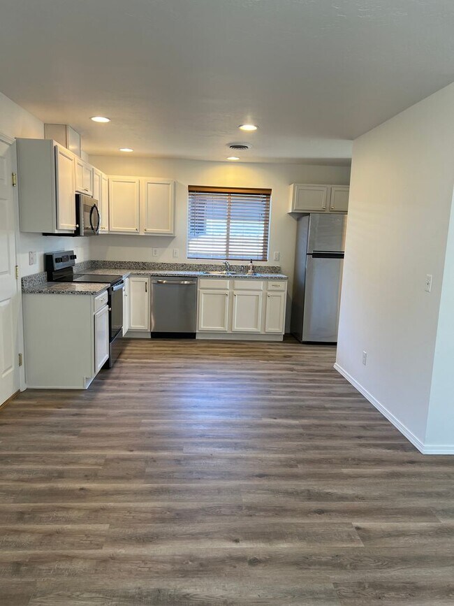 Building Photo - Coming soon! 4 bed 2.5 bath home in Meridian