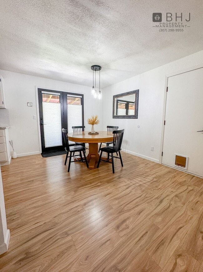 Building Photo - Dog Friendly 2 bed/ 1 bath HOUSE for Rent!