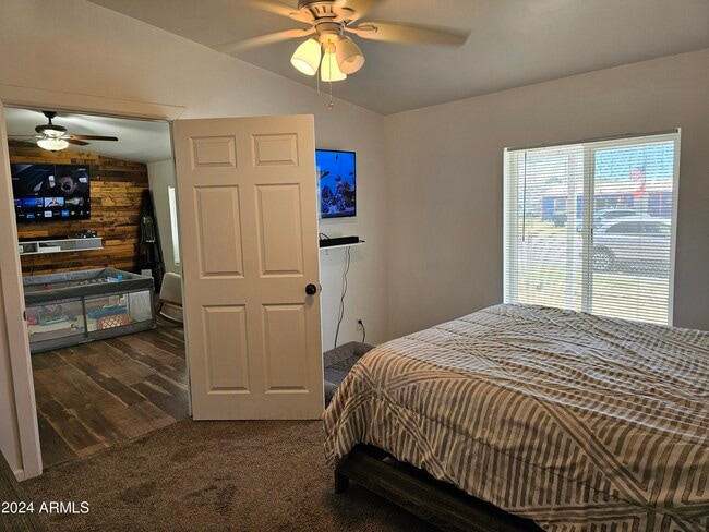 Building Photo - 1042 W Ocotilla St