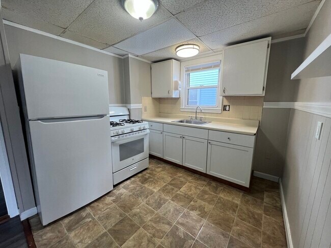 Building Photo - 77 Massasoit St