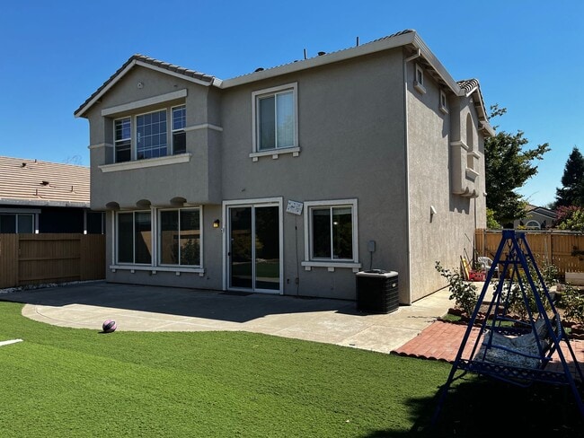 Building Photo - Executive 4 Bedroom, 2.5 Bathroom 2100 Sqf...