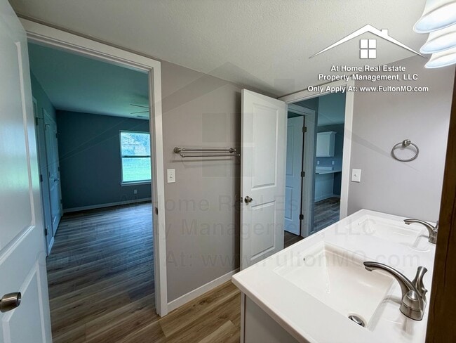 Building Photo - 2717 Mayflower Dr