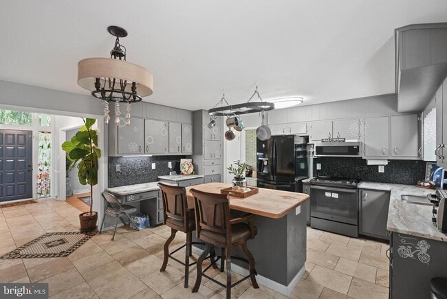 Building Photo - 5400 Woodlyn Ct