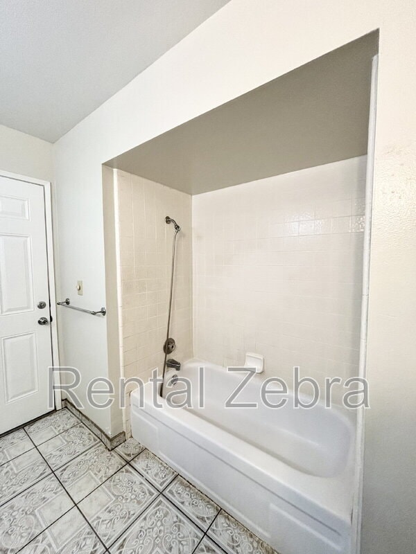 Building Photo - 3047 Bedford Dr