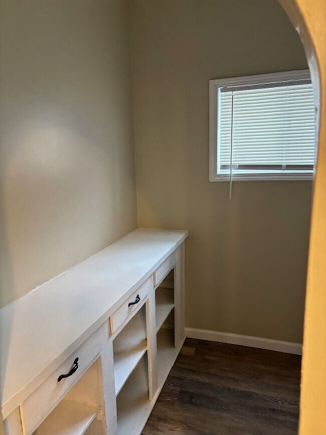 Building Photo - Charming 3 Bedroom 1 Bath Home