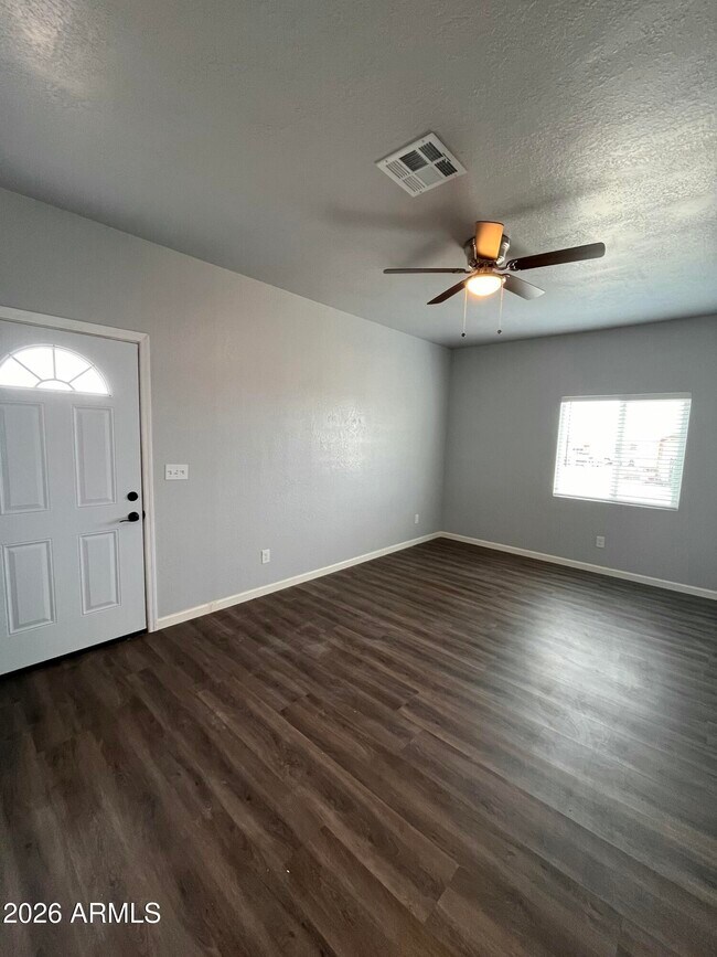 Building Photo - 713 W Adobe Dam Dr