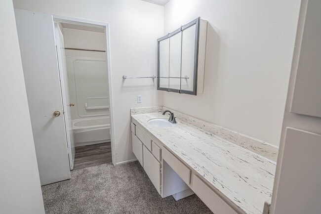 Building Photo - COMING SOON! Cozy 2 Bedroom Condo in Valencia!