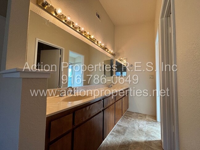 Building Photo - Cozy 3 Bed, 2 Bath - Single Story - New Paint - Large Garage - Close to Shopping, Schools and Parks!