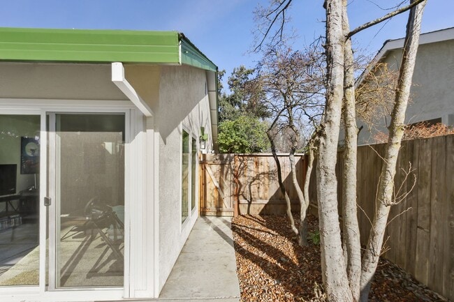 Building Photo - 2 Bedroom 2 Bedroom Home in East Davis with solar