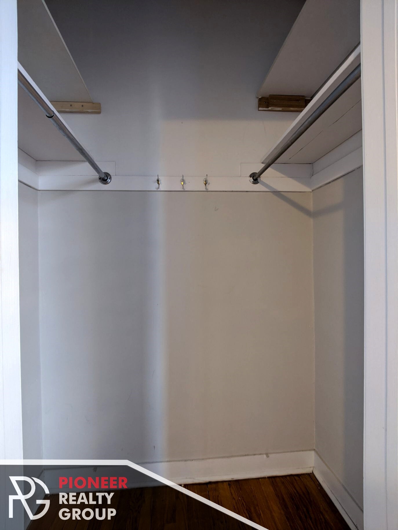 Building Photo - 1129 W Oakdale Ave